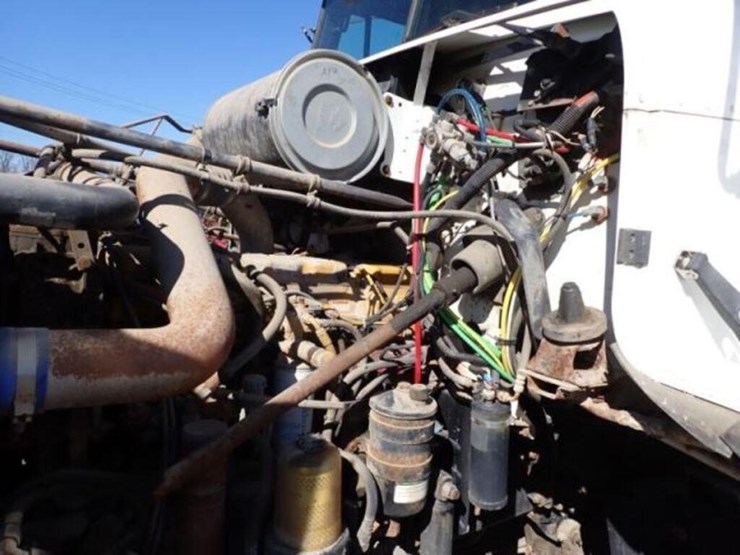 2001-freightliner-fld112-image-21