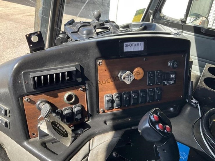 2014-peterbilt-320-image-21