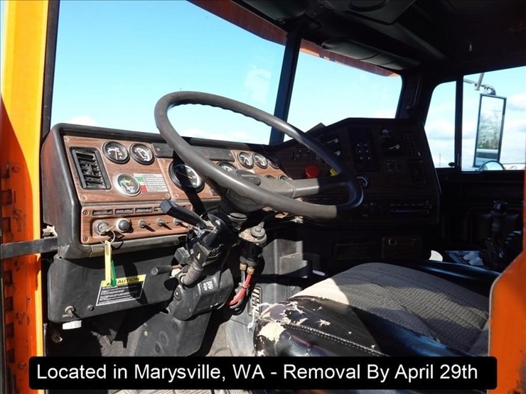 2001-freightliner-fld120-image-15