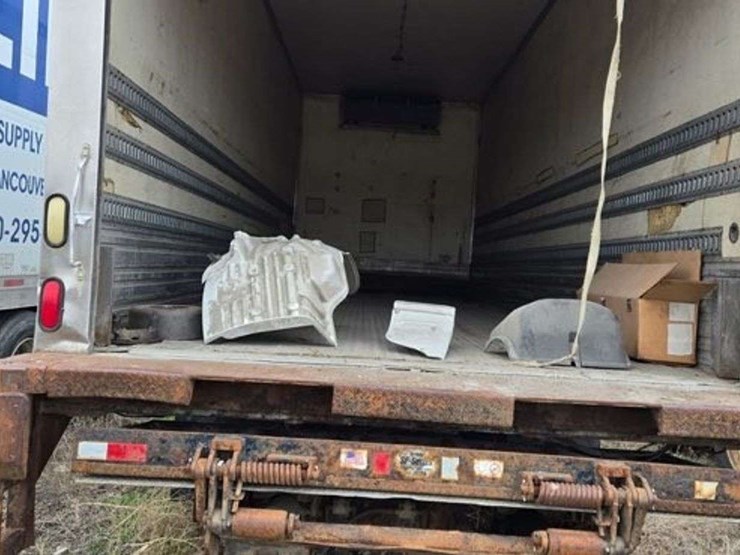 2013-freightliner-m2-106-image-5