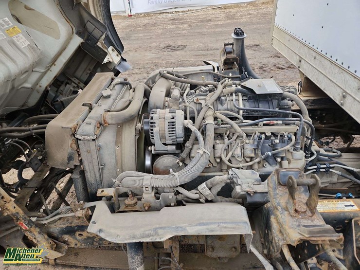 2016-isuzu-npr-image-21