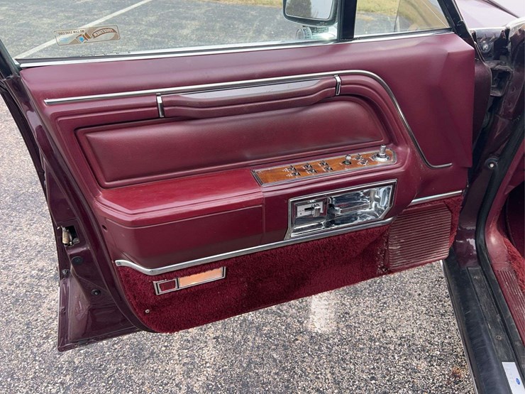 1989-lincoln-town-car-image-47