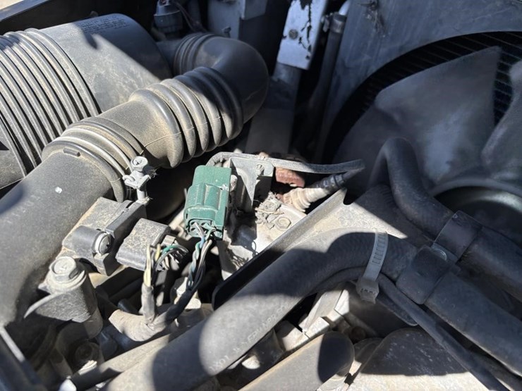 2011-nissan-mcp1f2a25lv-image-36