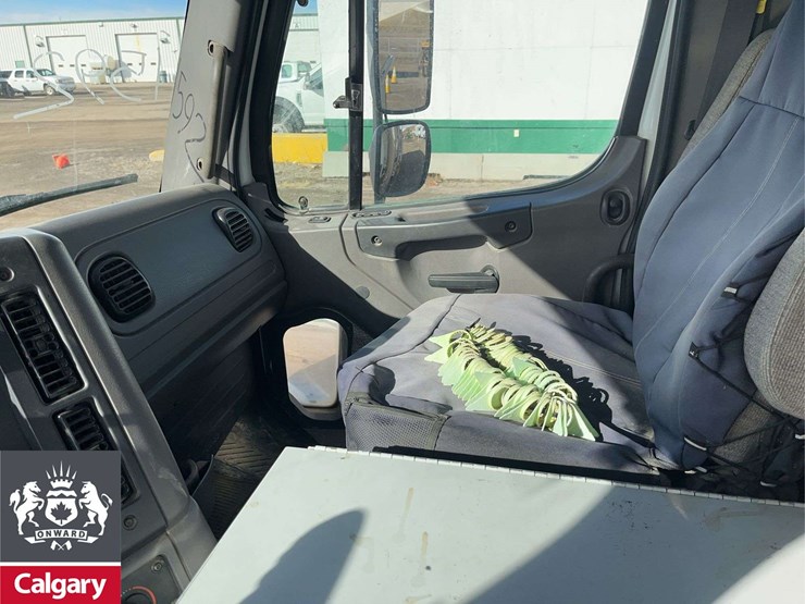 2016-freightliner-114sd-image-18