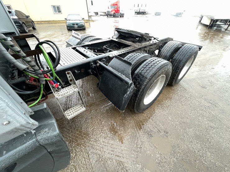 #230-•-2016-international-semi-tractor-(has-wi-title)-(denmark,-wi)-image-16