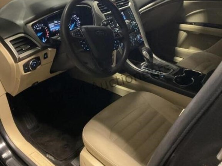 2014-ford-fusion-se-sdn-image-21