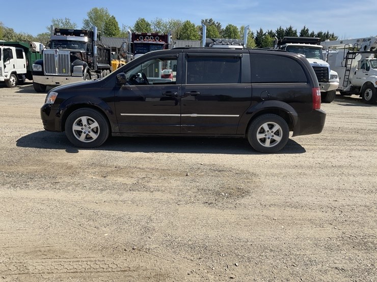 2010-dodge-grand-caravan-image-1