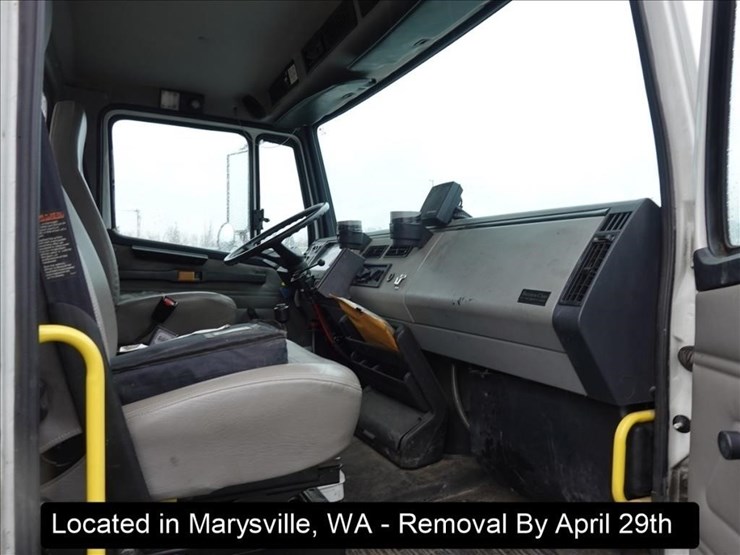 2003-freightliner-fl80-image-25