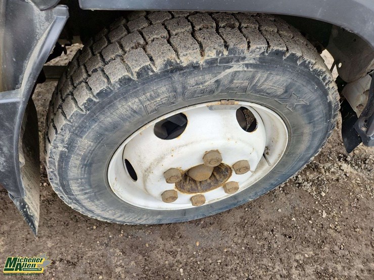 2016-isuzu-npr-image-27