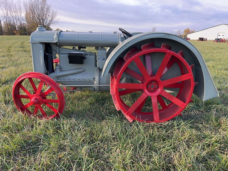 1923-fordson-tractor-image-2