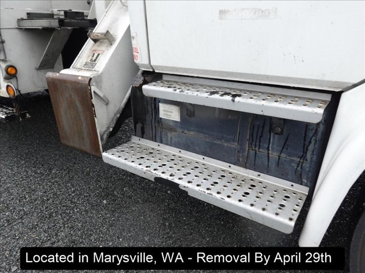 2003-freightliner-fl80-image-42