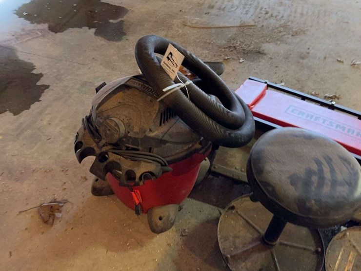 craftsman-creeper,-shop-vac,-and-stools-lot-image-4