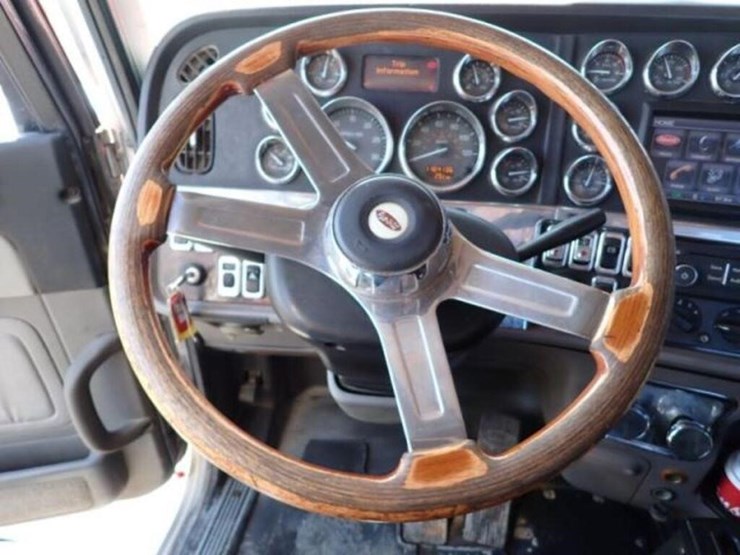 2014-peterbilt-389-image-16