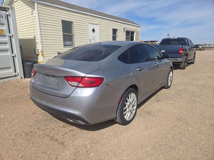 2015-chrysler-200-s-sedan-4d-image-4