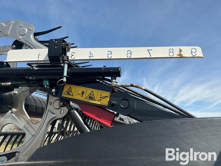 2023-macdon-fd225-flex-draper-head-image-12