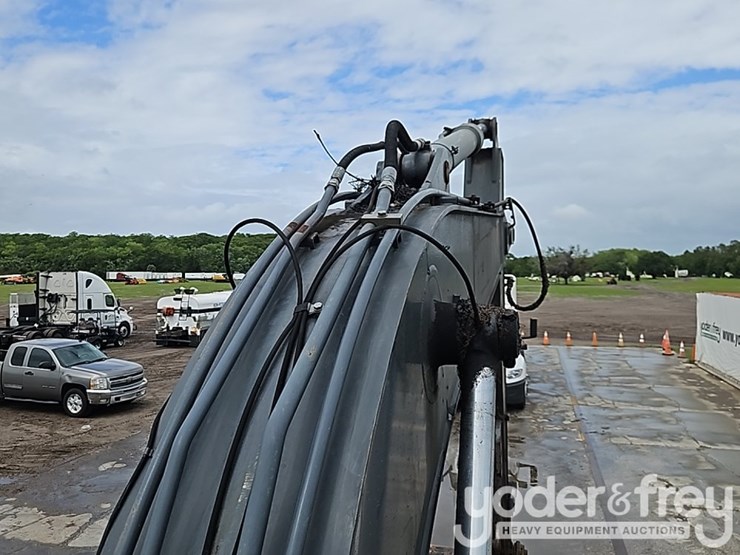 2016-deere-210g-image-30