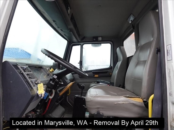 2003-freightliner-fl80-image-16