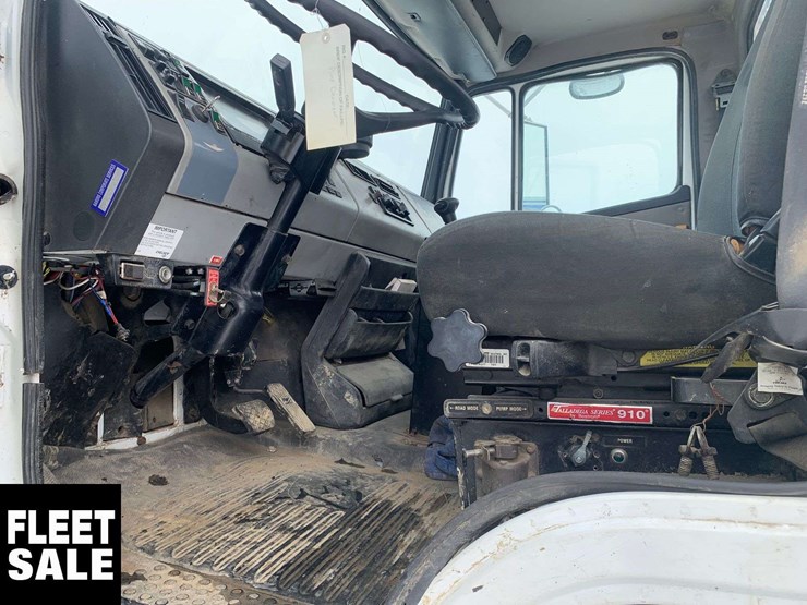 2003-freightliner-fl106-image-12