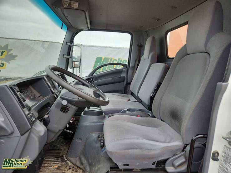 2016-isuzu-npr-image-11