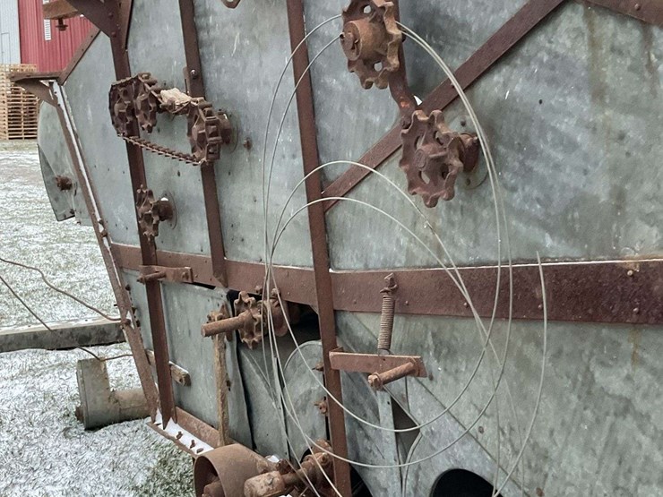 fordson-with-mounted-gleaner-combine-image-32