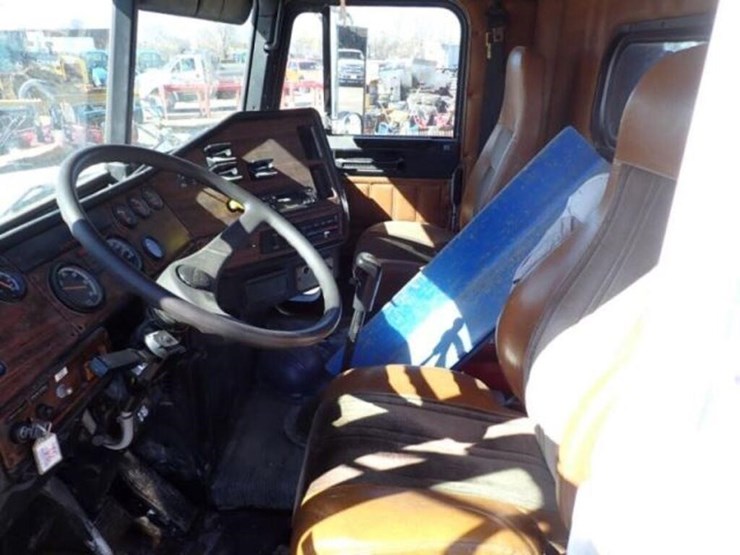 2001-freightliner-fld112-image-18