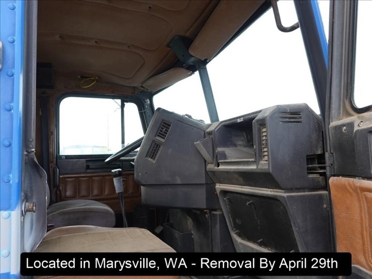 1993-freightliner-fld112-image-11