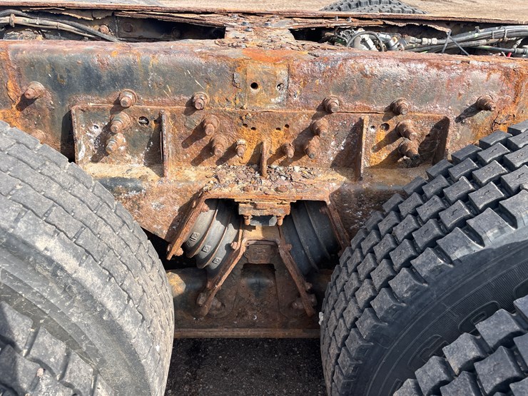 #242-•-2000-sterling-truck-tractor-(has-mn-title)-(mora,-mn)-image-32