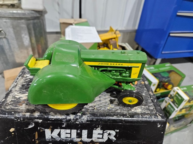 #981-•-john-deere-620-1/16-die-cast-toy-tractor-image-5