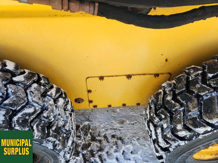 2015-deere-326e-image-28