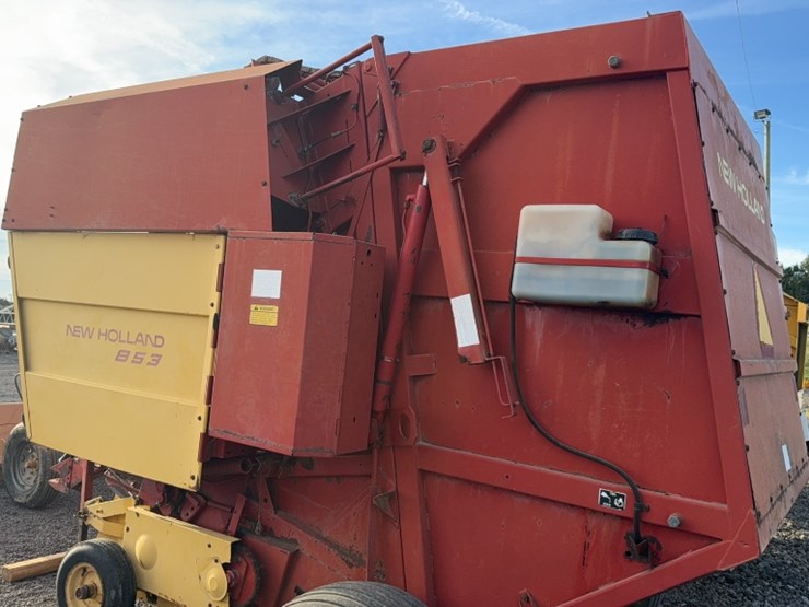 new-holland-853-image-8
