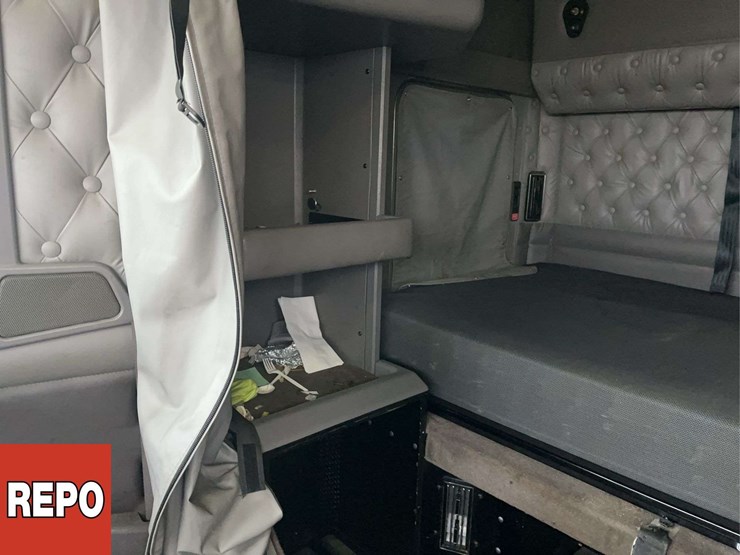 2019-kenworth-w900-image-19