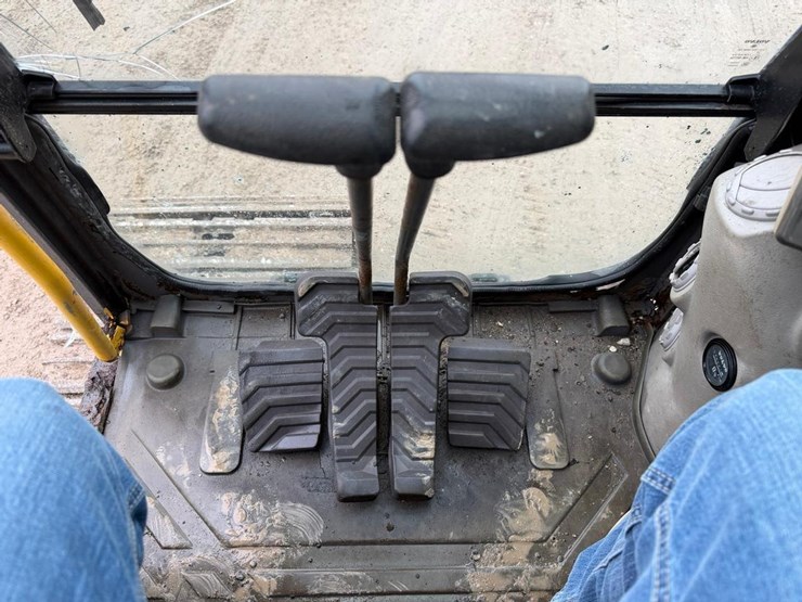 2015-volvo-ec220dlr-image-22