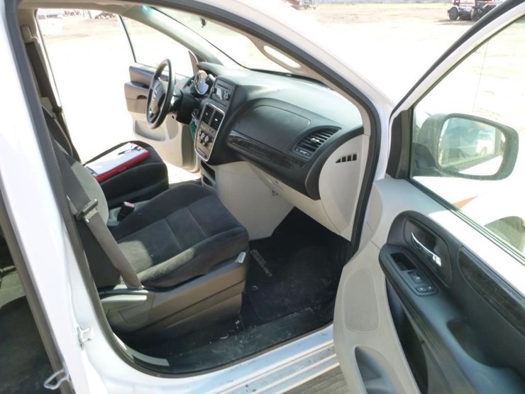 2014-dodge-grand-caravan-image-25