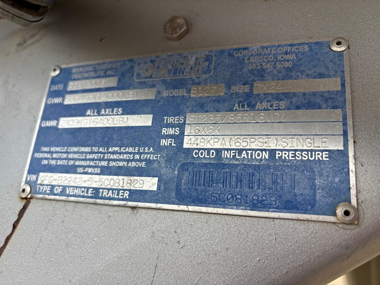 2005-featherlite-8127-livestock-trailer-image-16