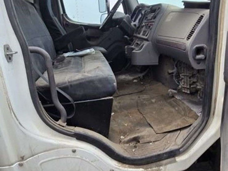 2013-freightliner-m2-106-image-11