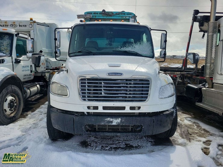 2015-freightliner-m2-106-image-3