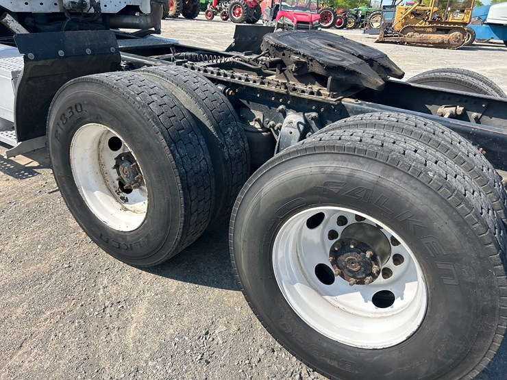 2007-freightliner-columbia-120-image-10