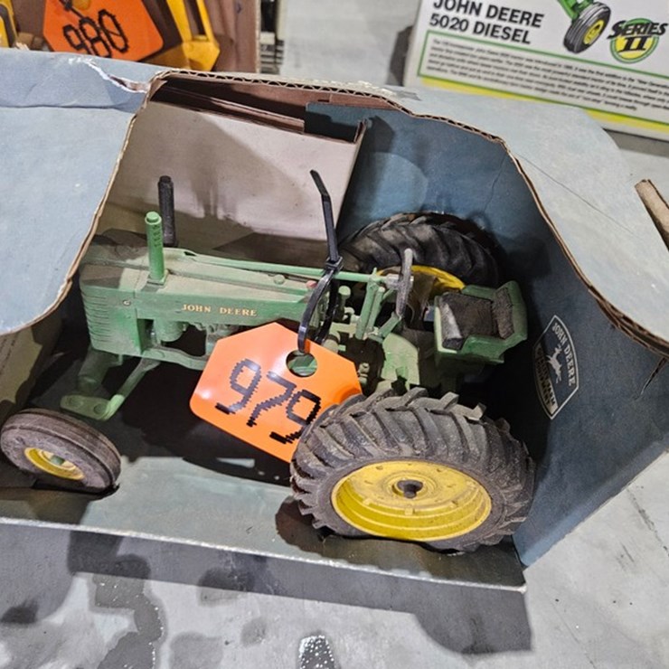 #979 • John Deere Model G Wide Front 1/16 Die Cast Toy