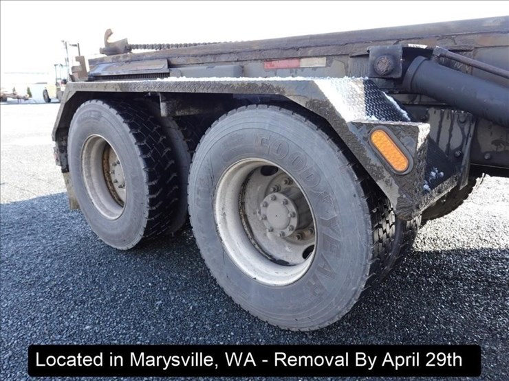 2015-peterbilt-567-image-39