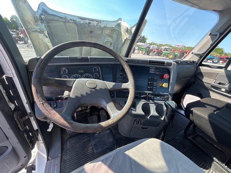 2003-freightliner-columbia-120-image-17