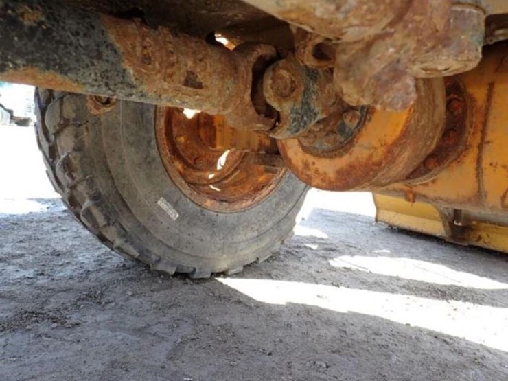 2011-deere-304j-image-49