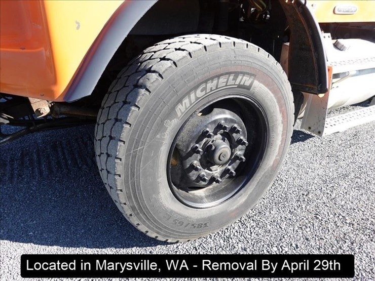 2000-freightliner-fld120-image-31