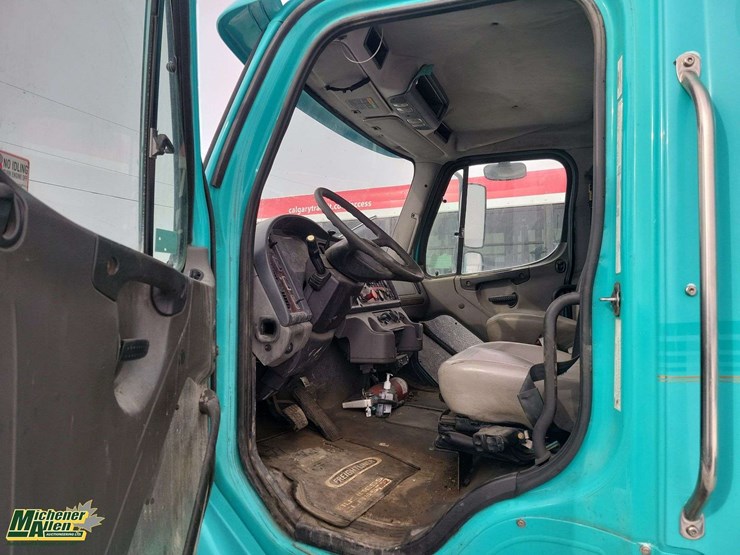 2008-freightliner-m2-106-image-12