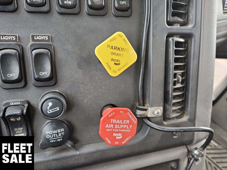 2018-freightliner-m2-106-image-10