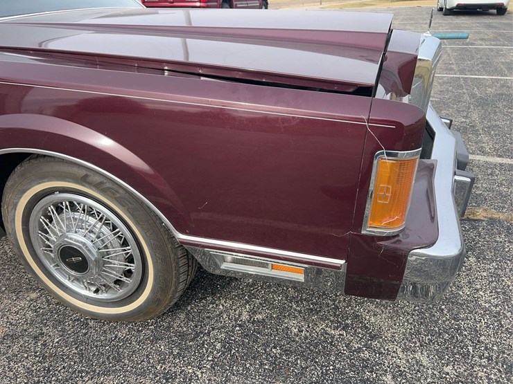 1989-lincoln-town-car-image-43