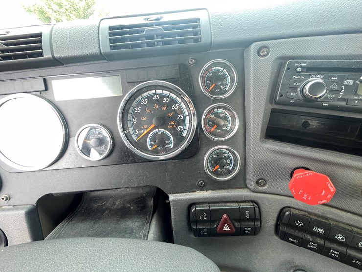 #232-•-2016-freightliner-truck-tractor-(has-wi-title)-(mora,-mn)-image-32