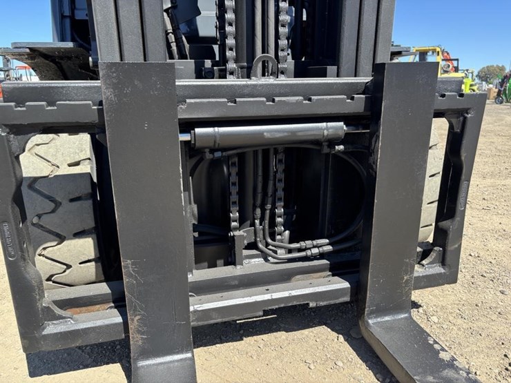 2017-toyota-8fgu30-image-11