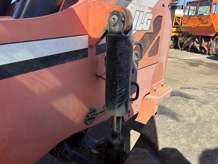 2014-jlg-8042-image-24