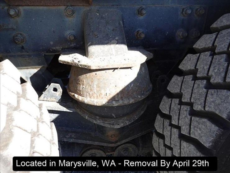 2001-freightliner-fld120-image-37