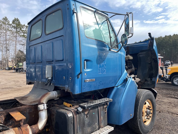 #242-•-2000-sterling-truck-tractor-(has-mn-title)-(mora,-mn)-image-11